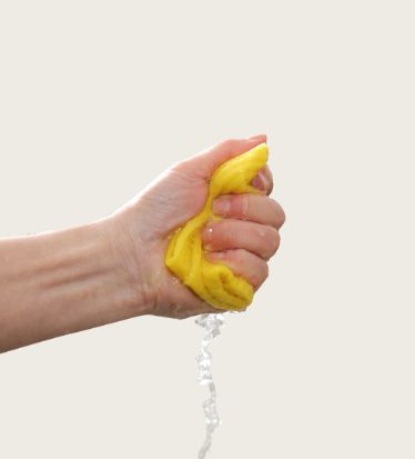 La actividad del agua, aw, es la fuerza que hace que el agua se mueva hacia la esponja.