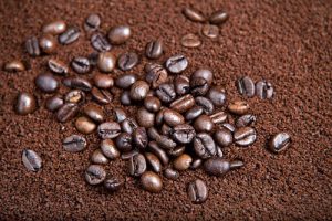 El café contiene una variedad de compuestos aromáticos que contribuyen a su sabor y aroma. Pero, estos compuestos son sensibles a la humedad y se pueden volatilizar fácilmente si la aw del café es elevada. 