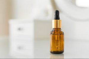 Si tenemos un aceite cosmético y lo dejamos abierto en un entorno con baja humedad relativa, el aceite puede experimentar volatilización debido a la evaporación de algunos de sus componentes más volátiles, como los alcoholes grasos.