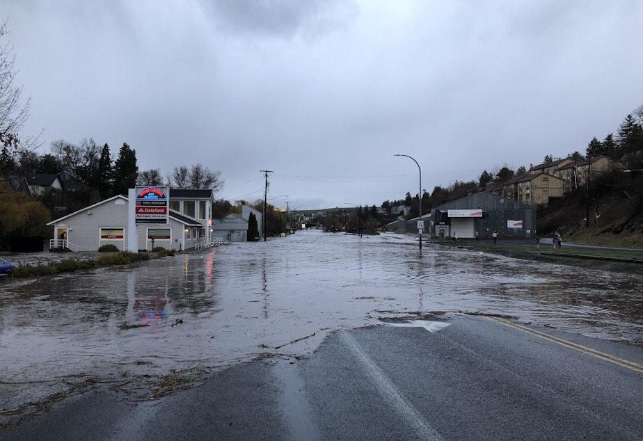 Identificar la inundación de agua en el suelo